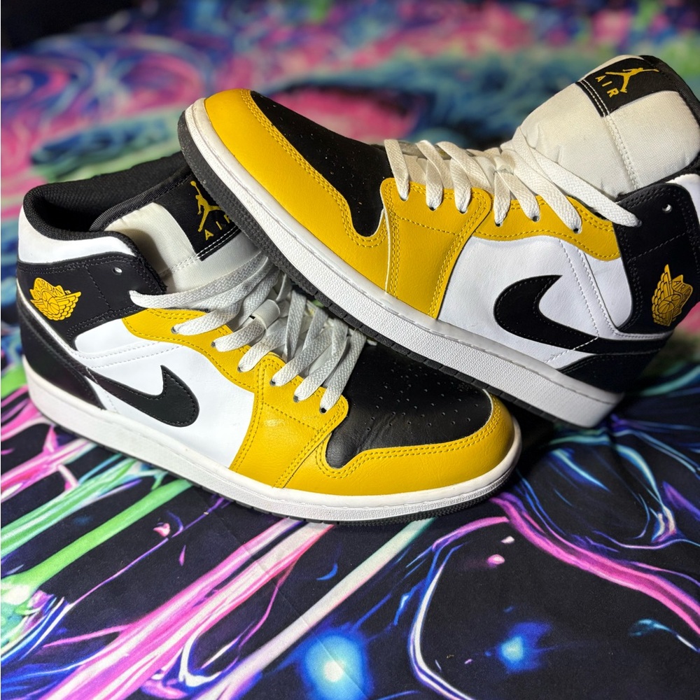 Jordan 1 High-Top Leather yellow ochre 
Worn once